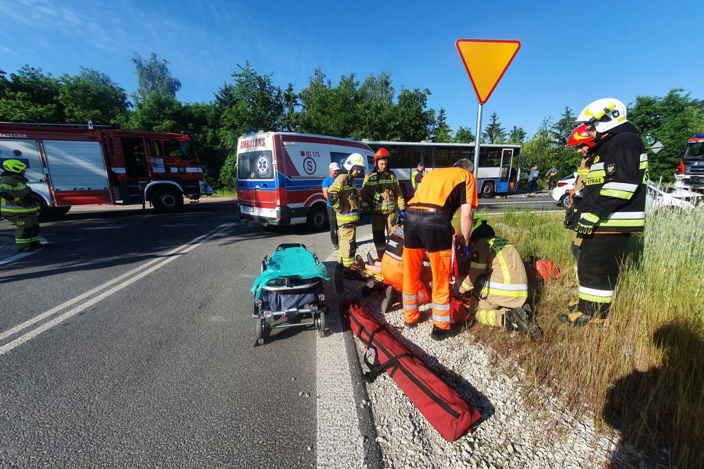 Zderzenie autobusu z dziećmi z osobówką na Trojanowskiej