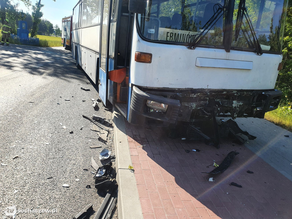 Zderzenie autobusu z dziećmi z osobówką na Trojanowskiej