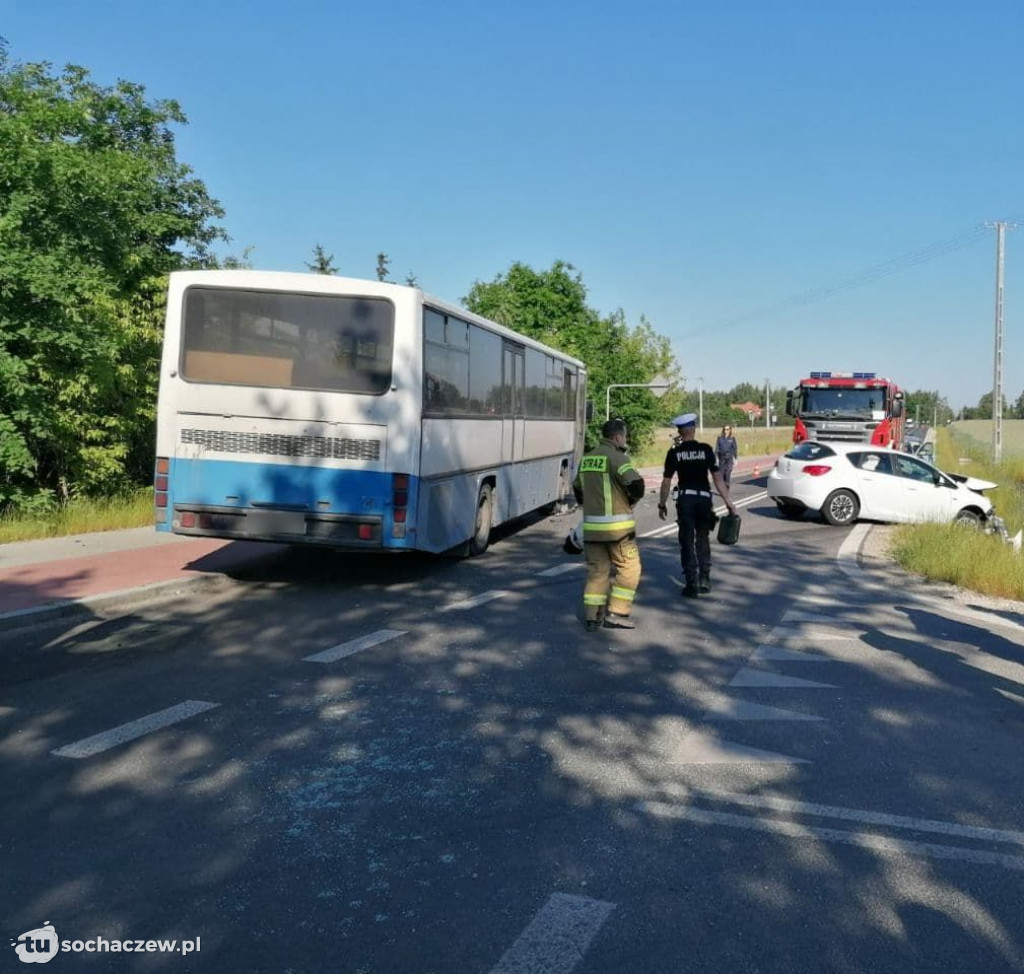 Zderzenie autobusu z dziećmi z osobówką na Trojanowskiej