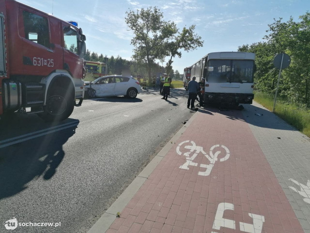 Zderzenie autobusu z dziećmi z osobówką na Trojanowskiej