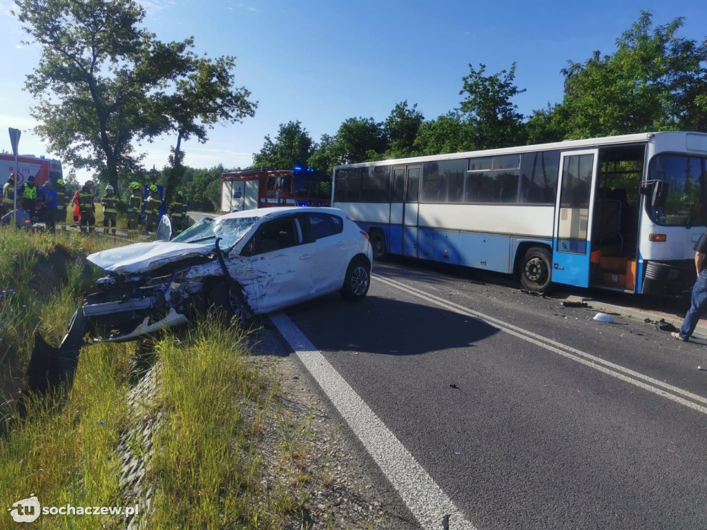 Zderzenie autobusu z dziećmi z osobówką na Trojanowskiej