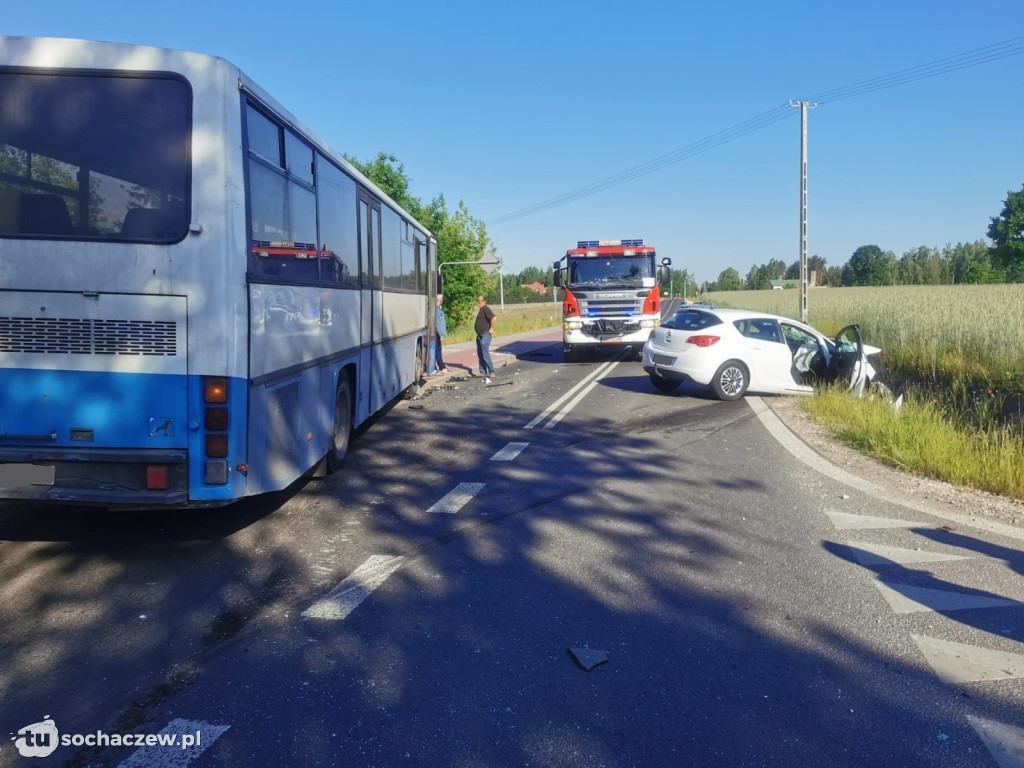 Zderzenie autobusu z dziećmi z osobówką na Trojanowskiej