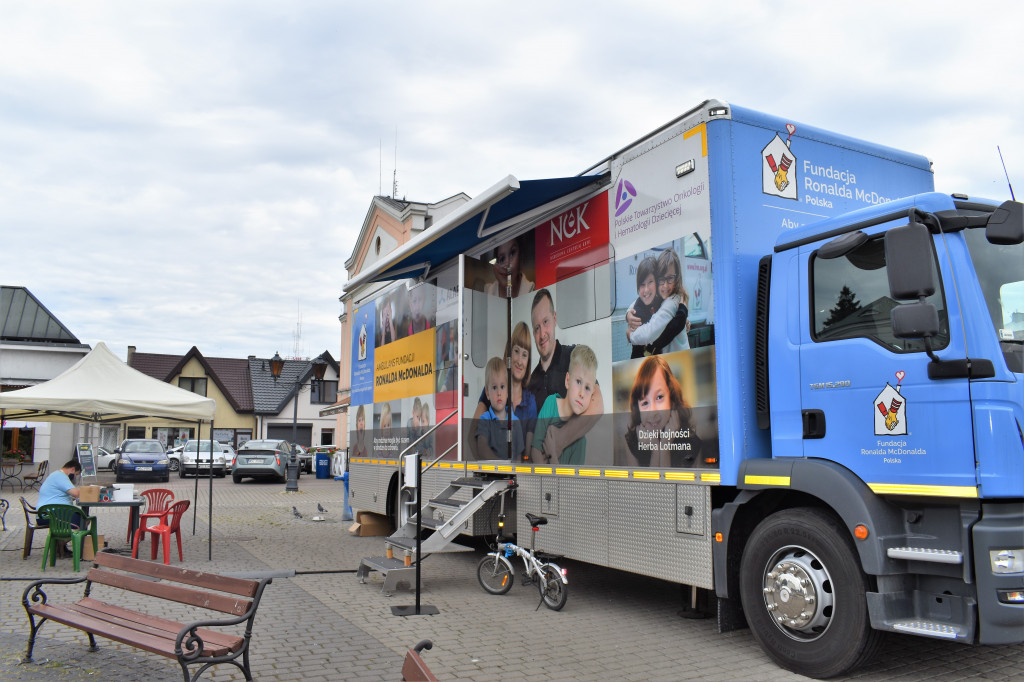 Sochaczew: ambulans Fundacji Ronalda McDonalda na placu Kościuszki