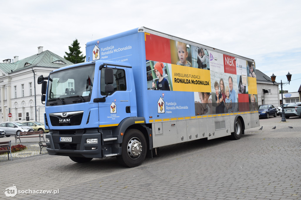 Sochaczew: ambulans Fundacji Ronalda McDonalda na placu Kościuszki