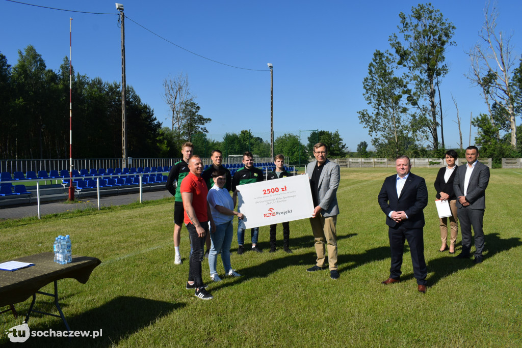 Przekazanie środków Orlenu dla UKS Tajfun Brochów