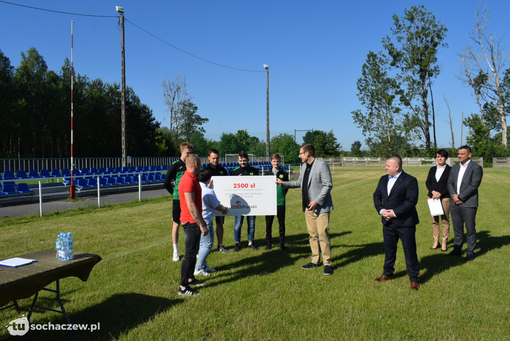 Przekazanie środków Orlenu dla UKS Tajfun Brochów