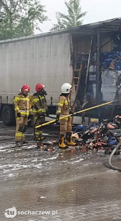 Pożar ciężarówki w Starych Gnatowicach. Na naczepie palona kawa