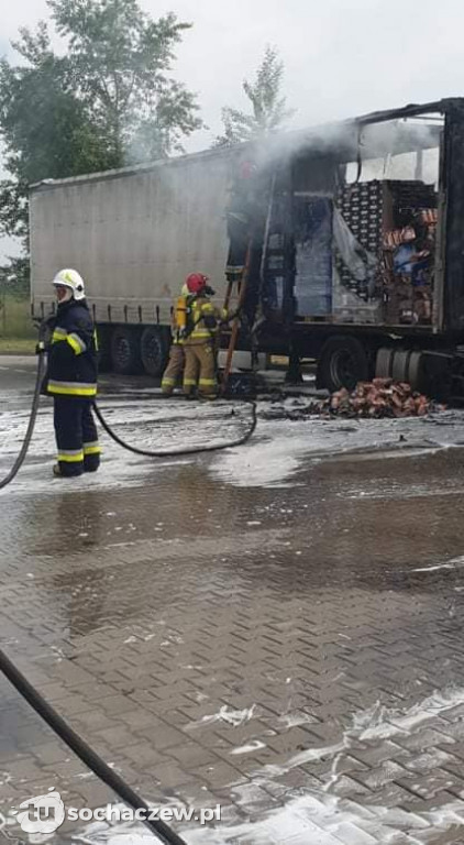 Pożar ciężarówki w Starych Gnatowicach. Na naczepie palona kawa