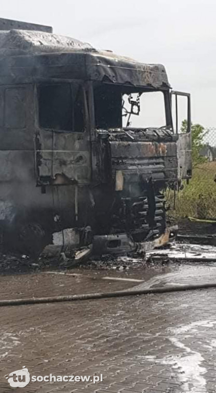 Pożar ciężarówki w Starych Gnatowicach. Na naczepie palona kawa