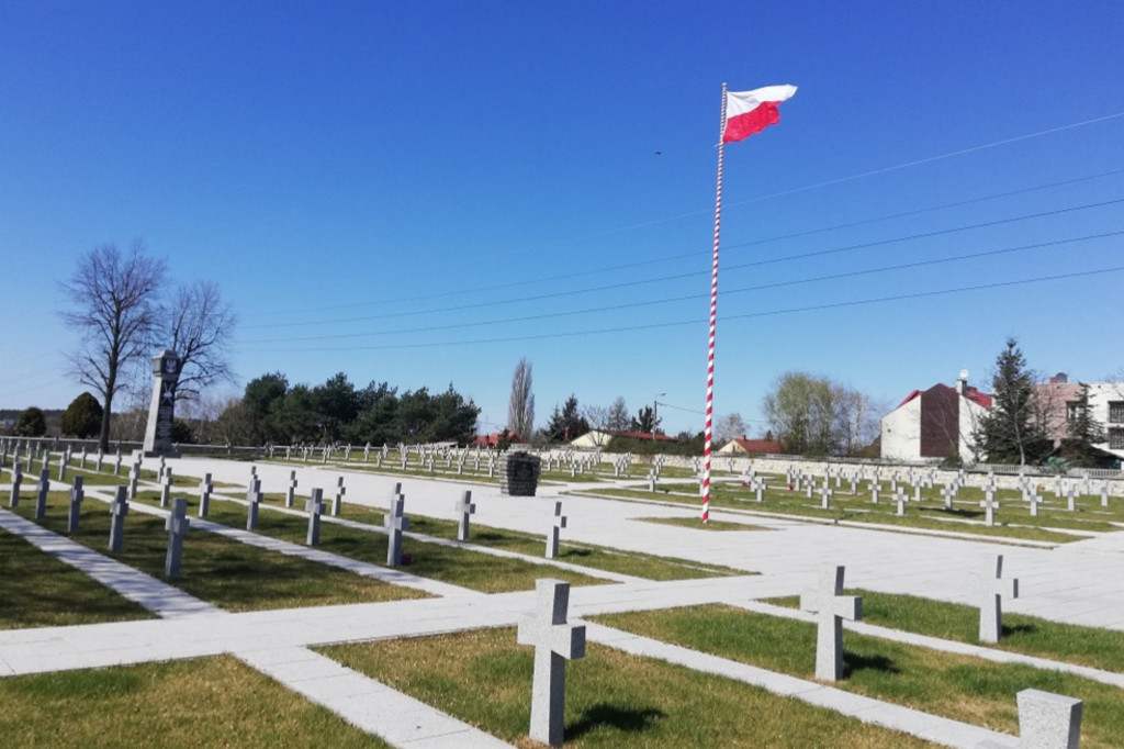 Biało-czerwone flagi i Kamienie Chwały na cmentarzach