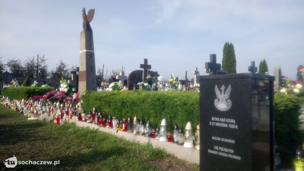 Biało-czerwone flagi i Kamienie Chwały na cmentarzach