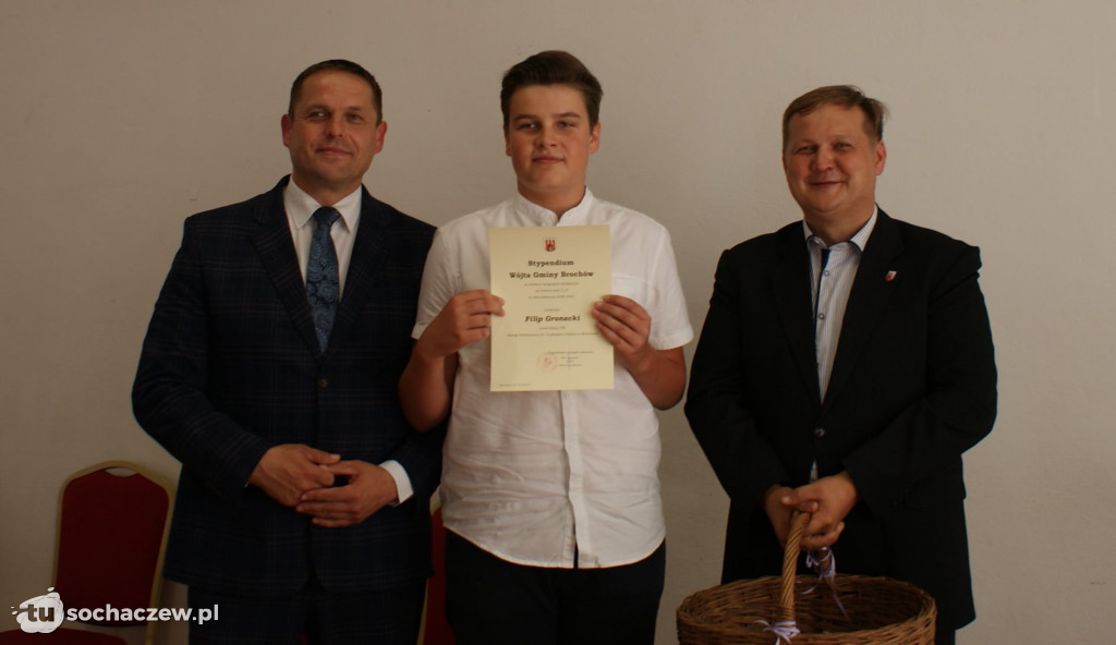 Brochów wręczenie stypendiów wójta