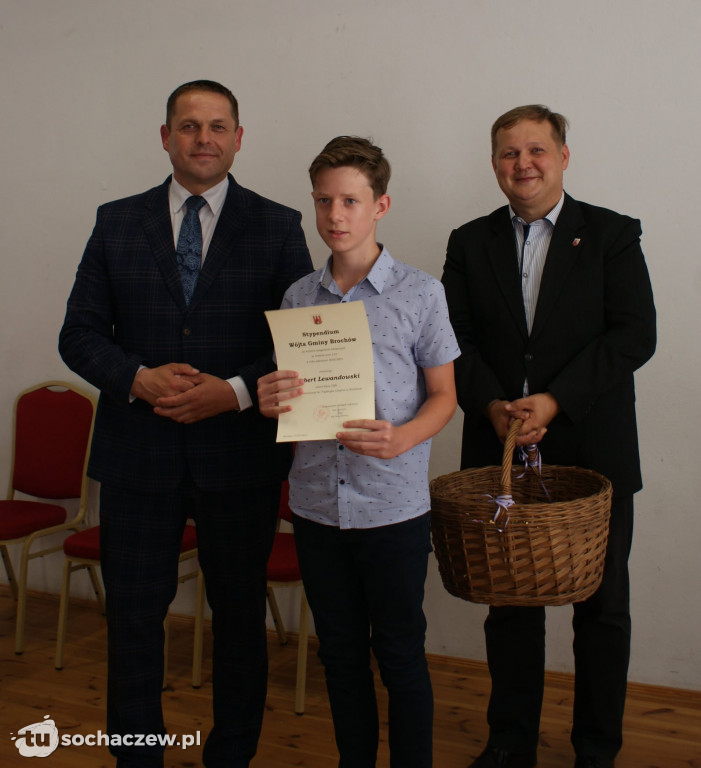 Brochów wręczenie stypendiów wójta