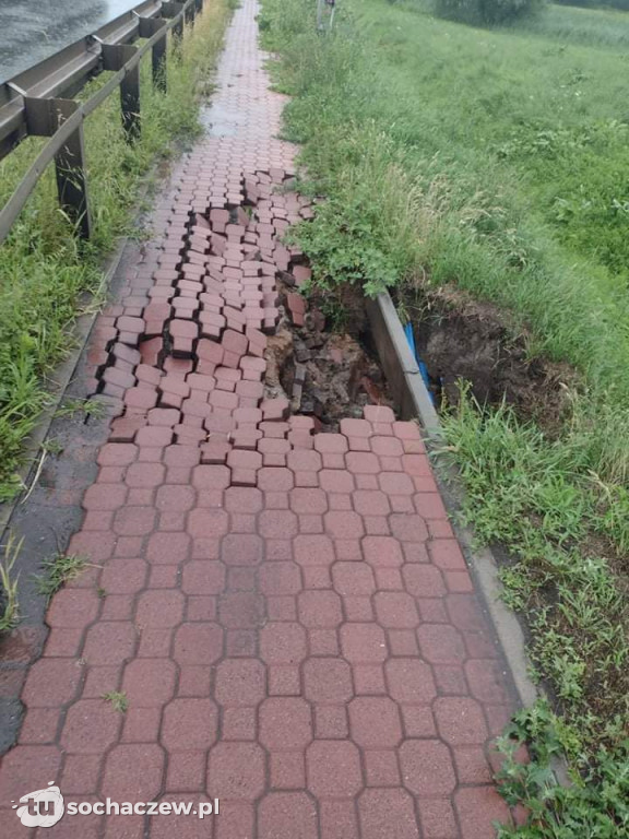Dziura w chodniku na DK 50