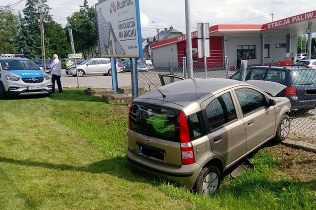 Iłów. Zderzenie dwóch osobówek przy ulicy Handlowej