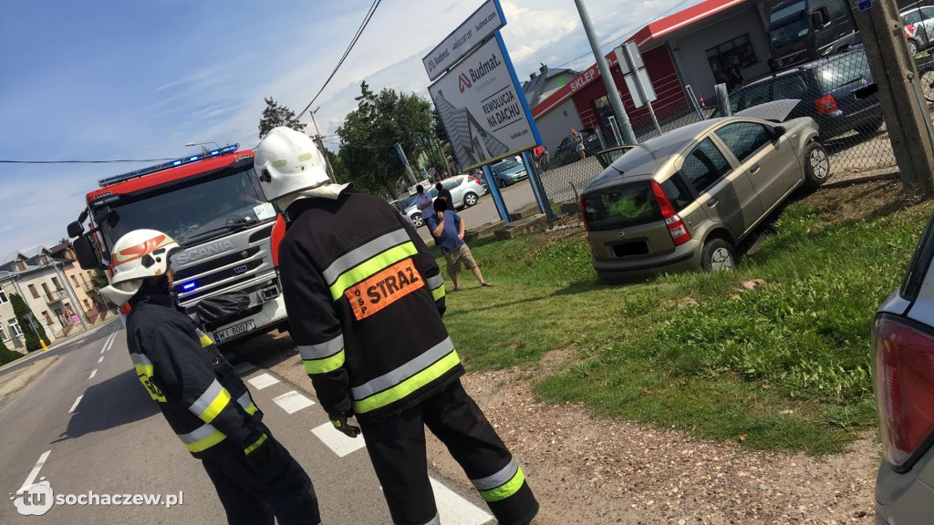 Iłów. Zderzenie dwóch osobówek przy ulicy Handlowej
