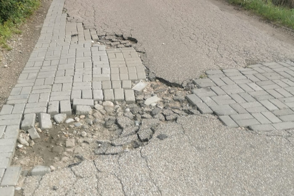 Unikalny pomysł na dziury w drodze
