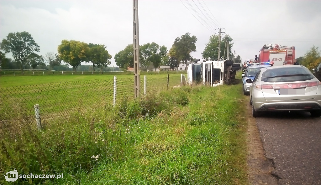 Kozłów Szlachecki. Ciężarówka w rowie