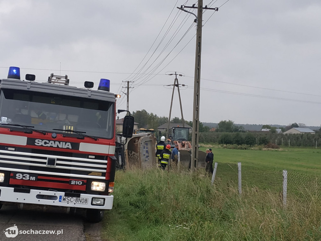Kozłów Szlachecki. Ciężarówka w rowie