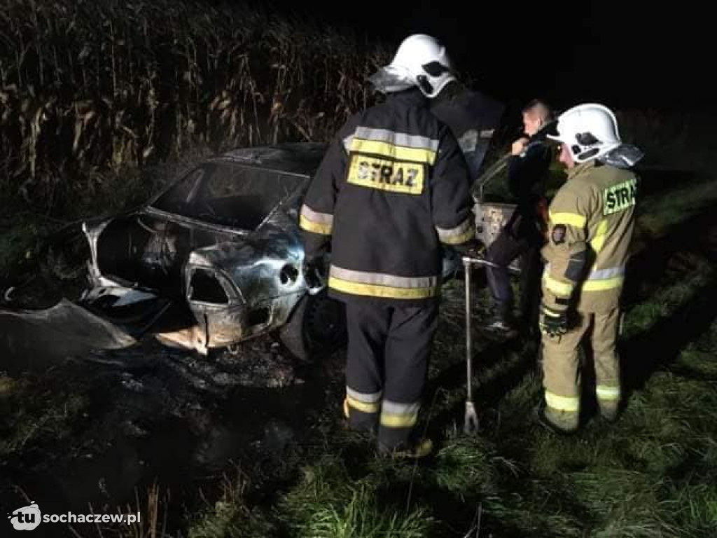 Strażacy OSP Brochów w akcji gaszenia auta