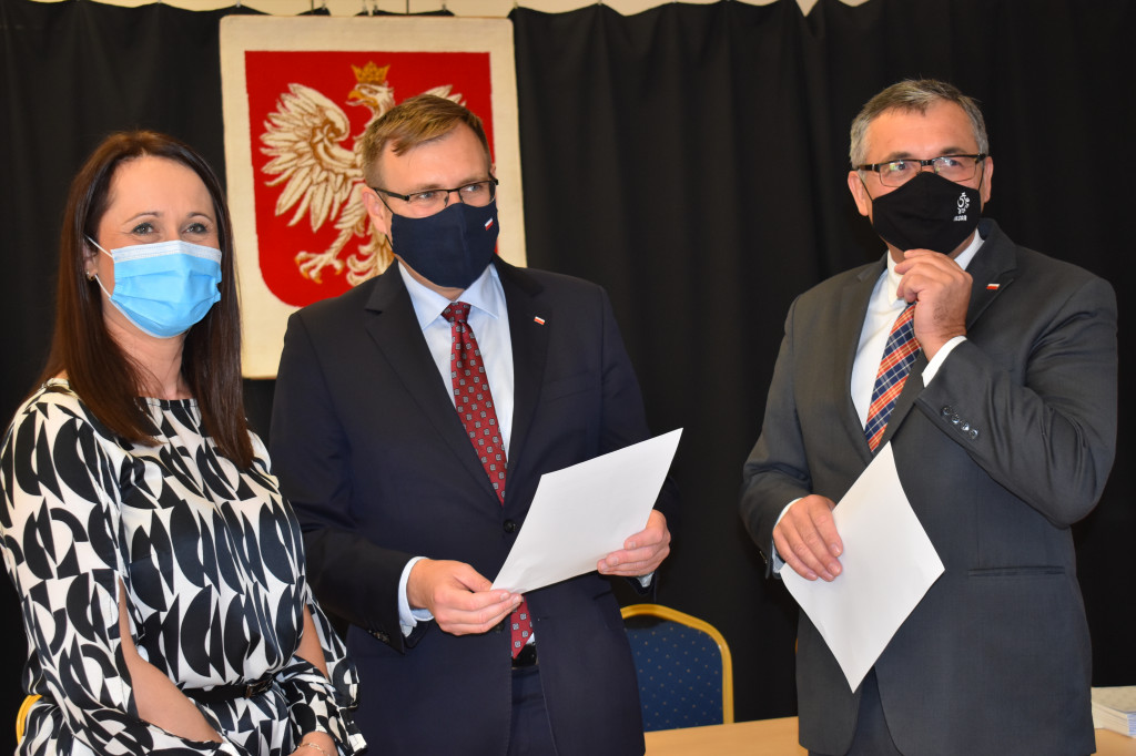 Młodzieszyn: podpisanie umów na usuwanie i unieszkodliwianie azbestu