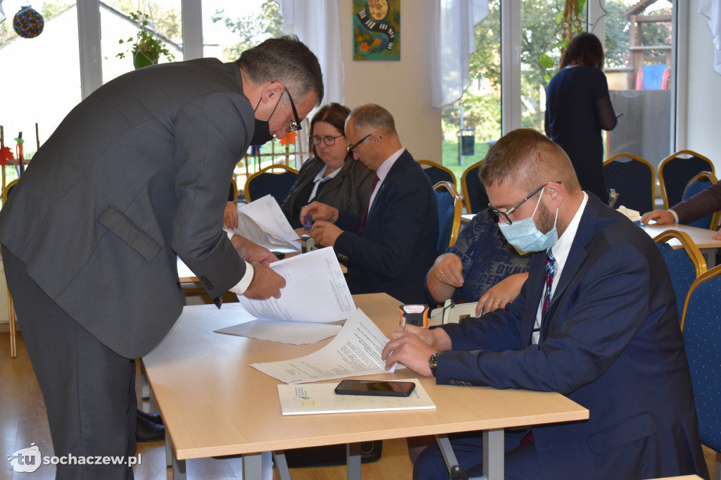 Młodzieszyn: podpisanie umów na usuwanie i unieszkodliwianie azbestu