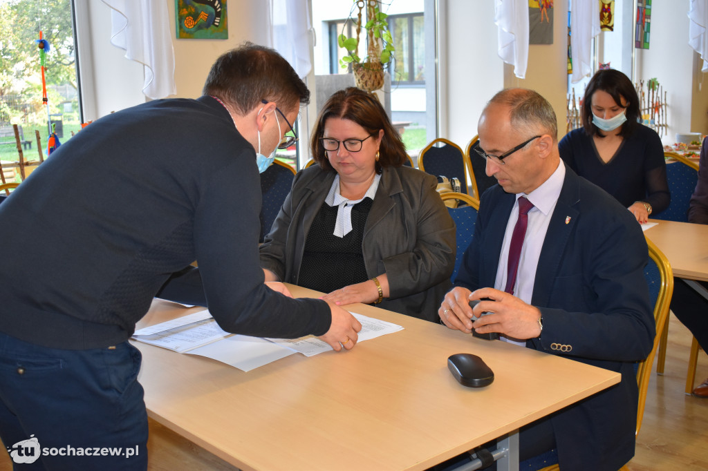 Młodzieszyn: podpisanie umów na usuwanie i unieszkodliwianie azbestu