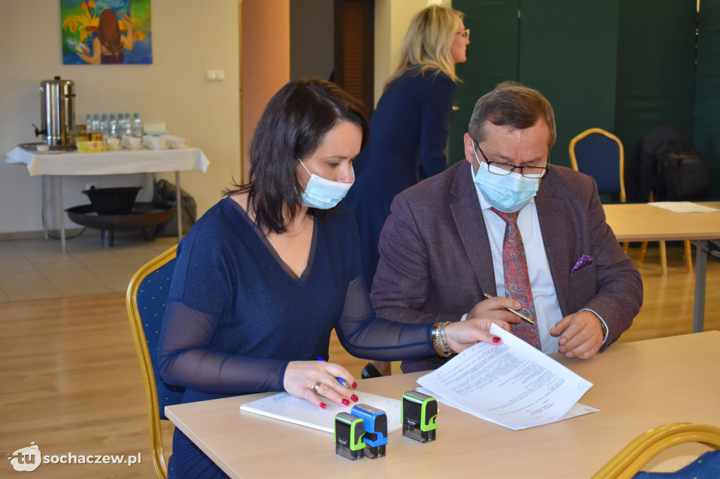 Młodzieszyn: podpisanie umów na usuwanie i unieszkodliwianie azbestu