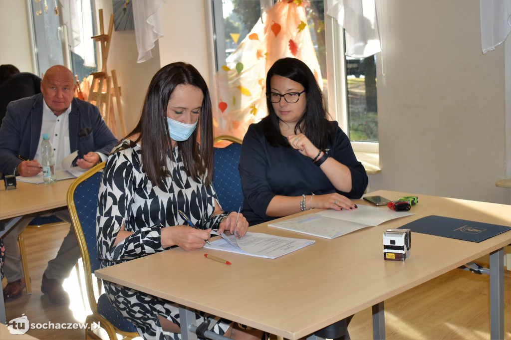 Młodzieszyn: podpisanie umów na usuwanie i unieszkodliwianie azbestu