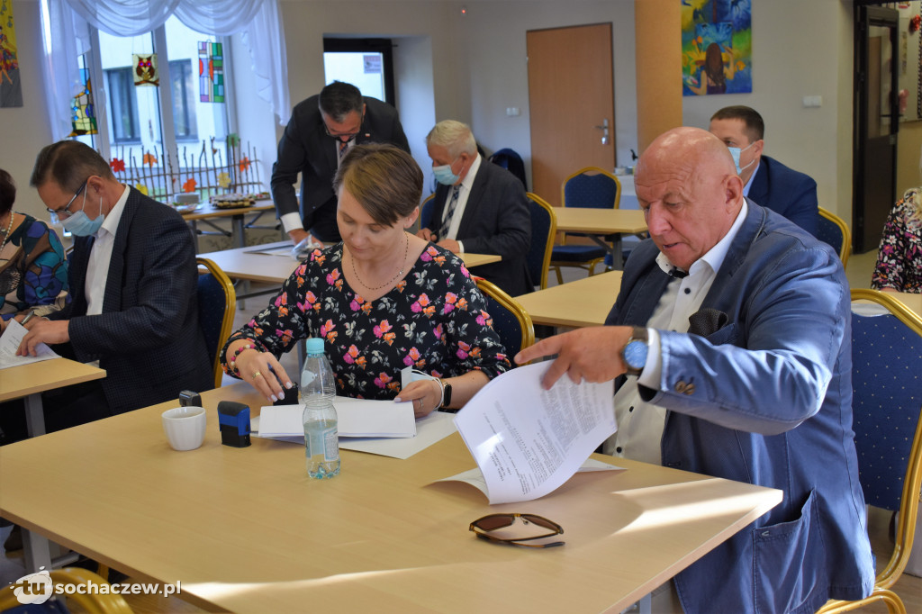 Młodzieszyn: podpisanie umów na usuwanie i unieszkodliwianie azbestu