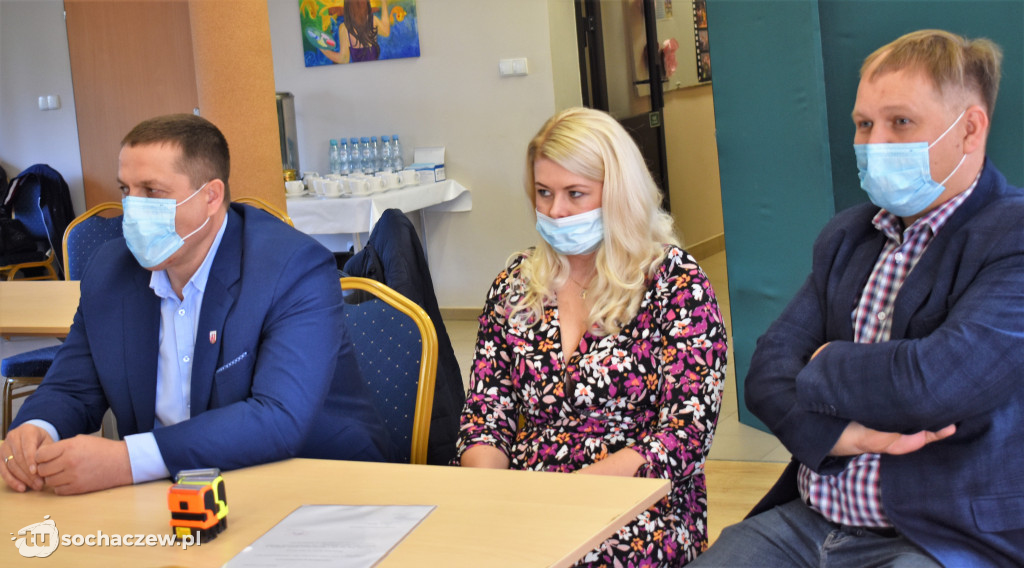 Młodzieszyn: podpisanie umów na usuwanie i unieszkodliwianie azbestu