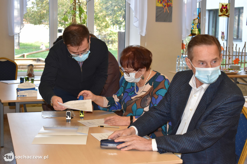 Młodzieszyn: podpisanie umów na usuwanie i unieszkodliwianie azbestu