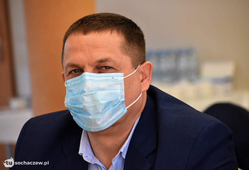 Młodzieszyn: podpisanie umów na usuwanie i unieszkodliwianie azbestu