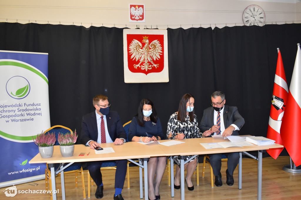 Młodzieszyn: podpisanie umów na usuwanie i unieszkodliwianie azbestu