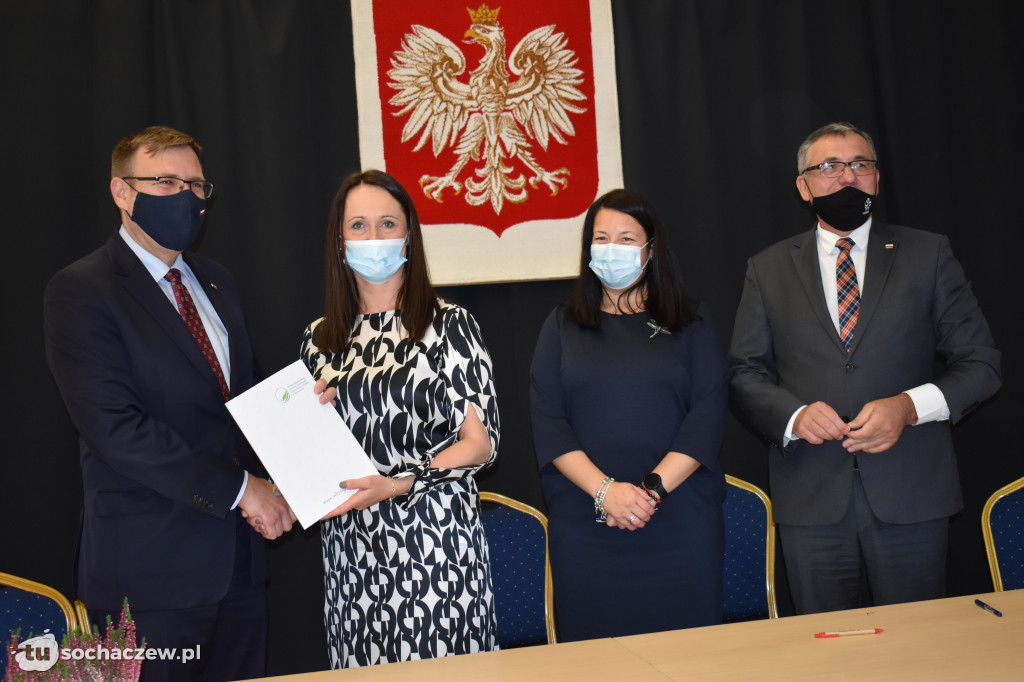 Młodzieszyn: podpisanie umów na usuwanie i unieszkodliwianie azbestu
