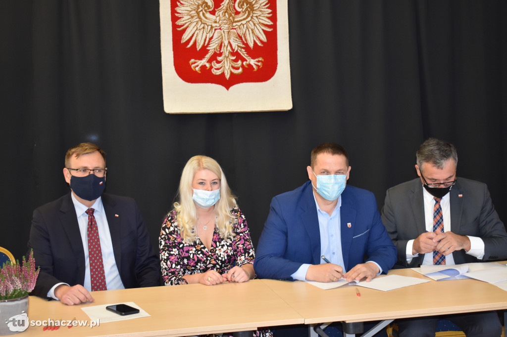 Młodzieszyn: podpisanie umów na usuwanie i unieszkodliwianie azbestu