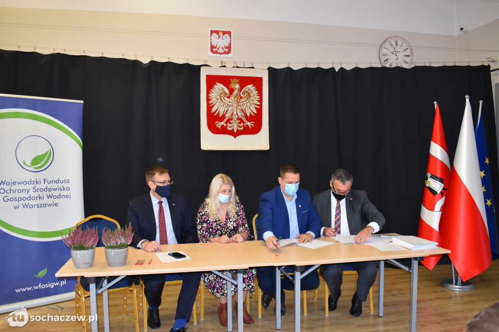 Młodzieszyn: podpisanie umów na usuwanie i unieszkodliwianie azbestu