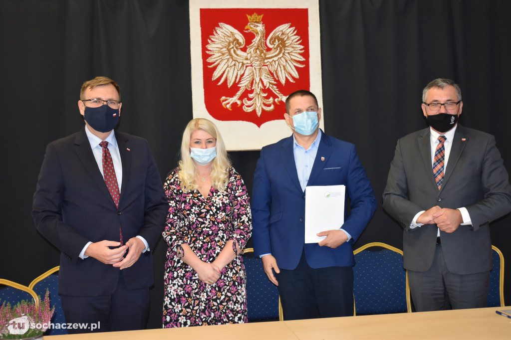 Młodzieszyn: podpisanie umów na usuwanie i unieszkodliwianie azbestu