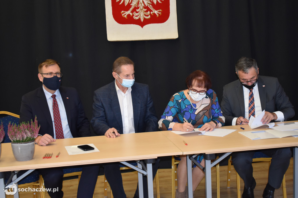 Młodzieszyn: podpisanie umów na usuwanie i unieszkodliwianie azbestu