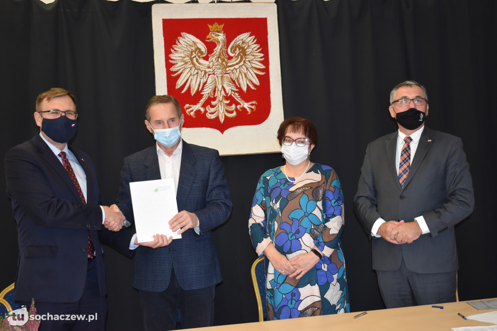 Młodzieszyn: podpisanie umów na usuwanie i unieszkodliwianie azbestu