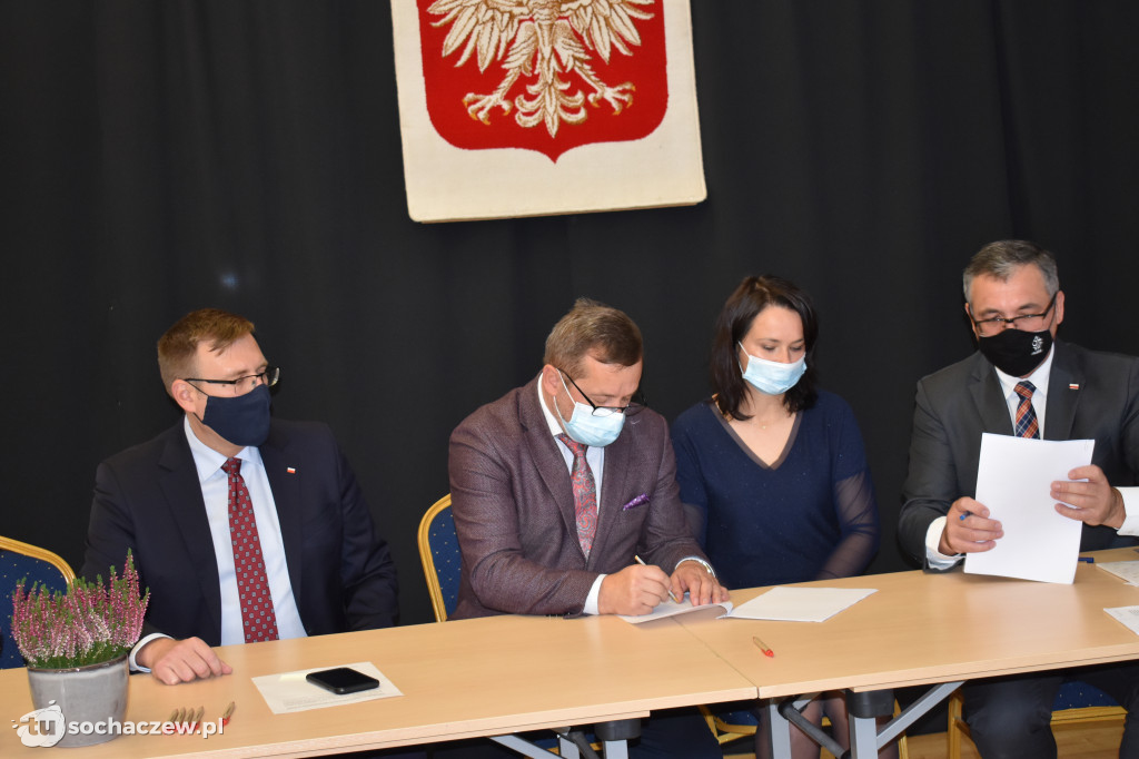 Młodzieszyn: podpisanie umów na usuwanie i unieszkodliwianie azbestu