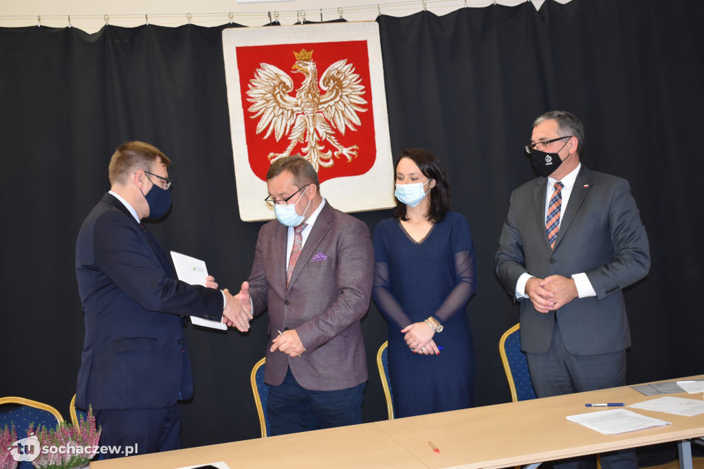 Młodzieszyn: podpisanie umów na usuwanie i unieszkodliwianie azbestu