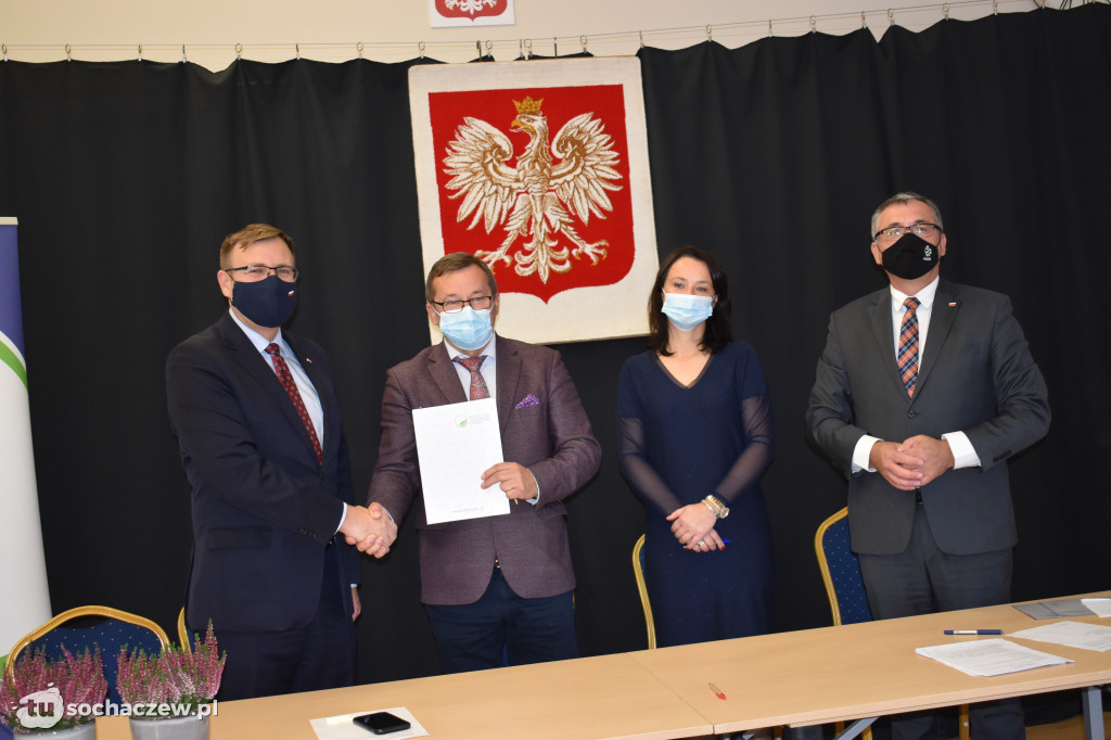 Młodzieszyn: podpisanie umów na usuwanie i unieszkodliwianie azbestu