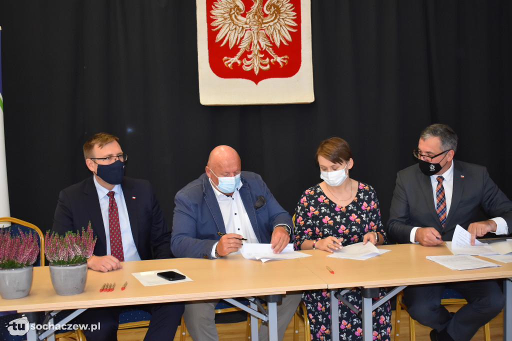 Młodzieszyn: podpisanie umów na usuwanie i unieszkodliwianie azbestu