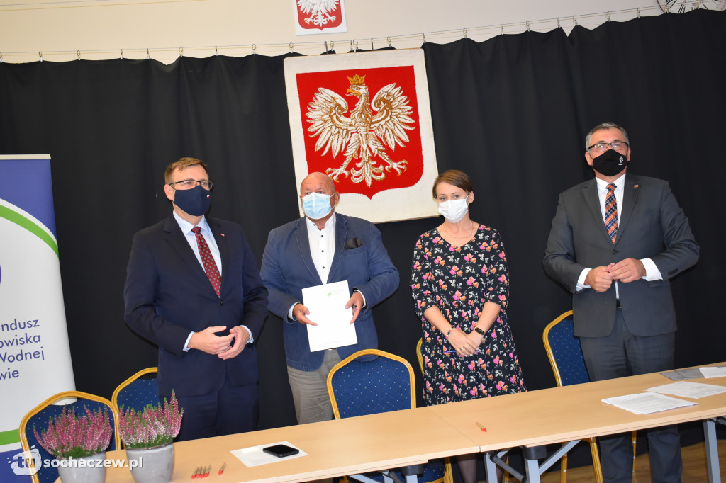 Młodzieszyn: podpisanie umów na usuwanie i unieszkodliwianie azbestu