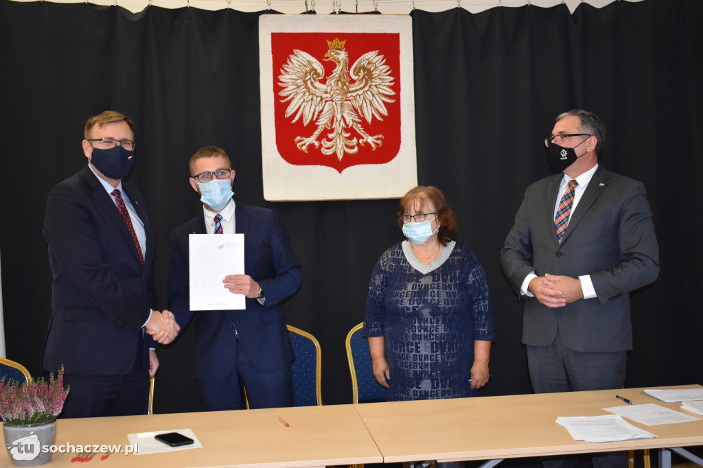 Młodzieszyn: podpisanie umów na usuwanie i unieszkodliwianie azbestu