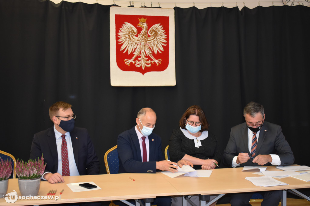 Młodzieszyn: podpisanie umów na usuwanie i unieszkodliwianie azbestu