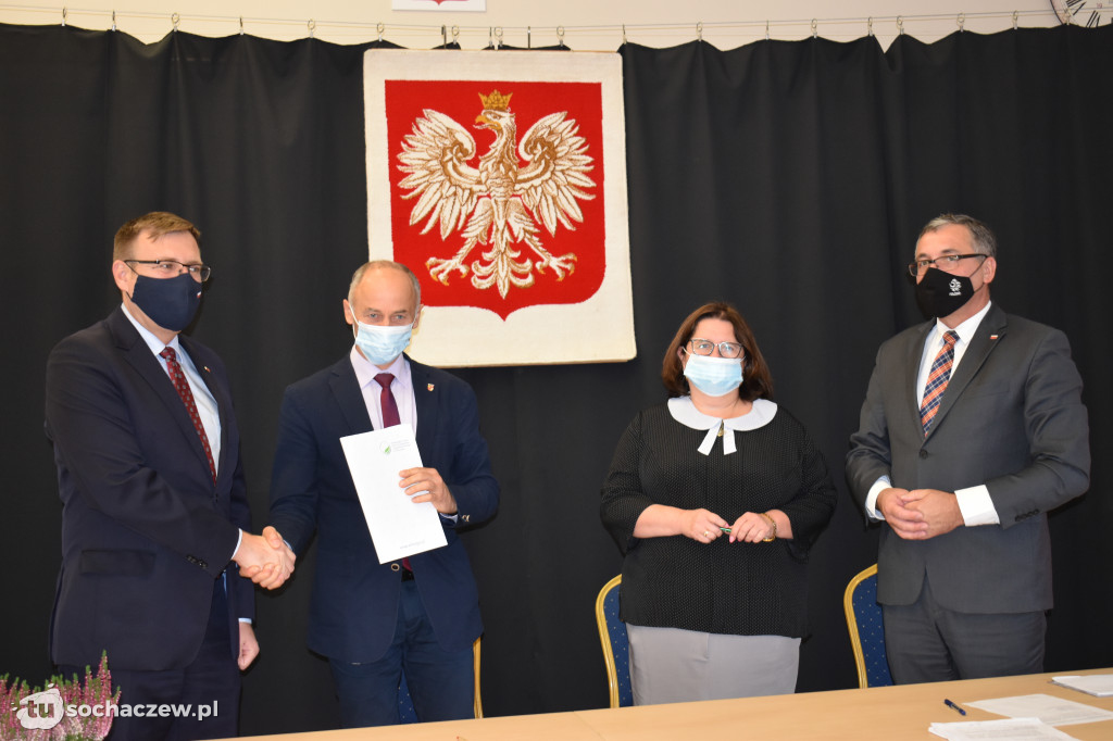 Młodzieszyn: podpisanie umów na usuwanie i unieszkodliwianie azbestu