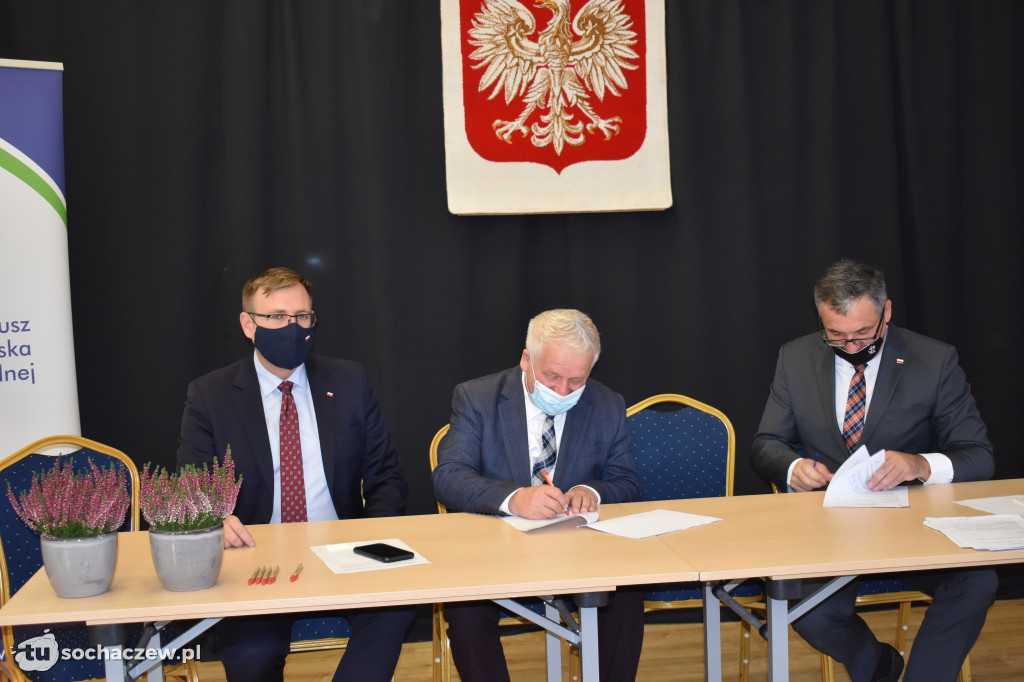 Młodzieszyn: podpisanie umów na usuwanie i unieszkodliwianie azbestu