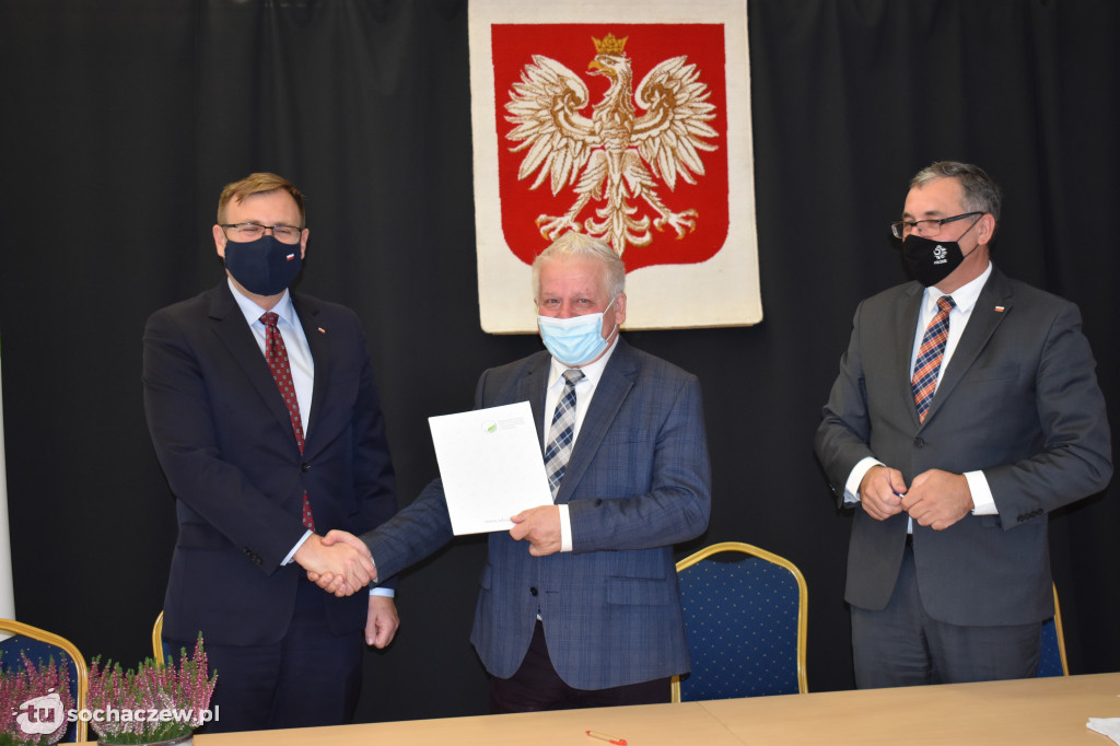 Młodzieszyn: podpisanie umów na usuwanie i unieszkodliwianie azbestu